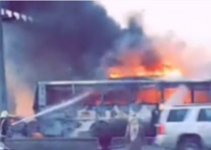 شاهد .. حافلة تتعرض لحريق مروع على طريق الملك عبدالله بالرياض