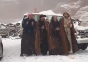 بالفيديو.. مواطنون يستقبلون الثلوج التي تساقطت في تبوك بـ “الدحة” الشعبية