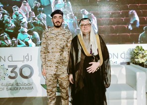 المستشار الدكتور يحيى خوجة يحتفل بتخرج ابنه الملازم أول طبيب