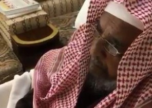 بالفيديو: مواطن ينشر فيديو لوالده المسن وهو يتلو القرآن الكريم.. وهذا ما أوصى به أبنائه