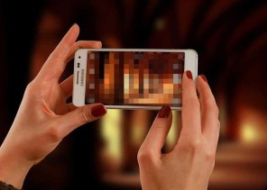 محامٍ يكشف عن صدور عقوبات وأحكام بالحبس والغرامة بحق عدد من النساء .. والسبب “سناب شات”