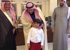 شاهد.. أمير القصيم يتفاعل مع طفلة ظهرت في مقطع فيديو تطلب مقابلته