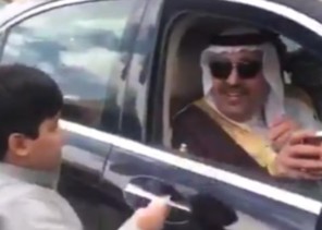 شاهد .. أمير الباحة يشتري الشاي من أحد الباعة أثناء توجهه إلى تهامة