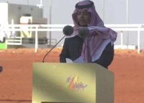 “مْن اَرض المحفل اللي شيّده صقرٍ وريث صقور” .. بالفيديو: الشاعر  “الخالدي” يلقي قصيدة أمام الملك سلمان