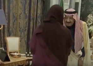 الملك سلمان يرحب بسفيرة المملكة في أمريكا .. “يا هلا يا ريما” – فيديو