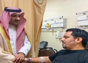 شاهد: أمير المدينة يزور مصابي حادث إطلاق النار