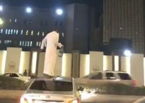 فيديو: لـ”شاب يهدد بحرق نفسه أمام مبنى إمارة مكة .. والجهات الأمنية تطيح به!
