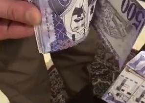 بالفيديو: شرطة الرياض تطيح بتشكيل عصابي بحوزته 800 ألف ريال مزيفة