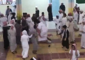 شاهد: مشاجرة حامية الوطيس داخل مدرسة ثانوية بجازان