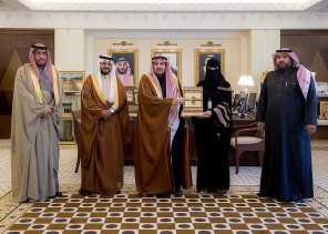 أمير القصيم يكرم الممرضة “مريم الشمري” بديوان الإمارة