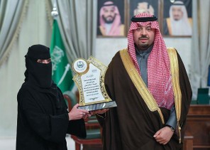 أمير الشمالية يكرّم الممرضة “آمال شمات العنزي”