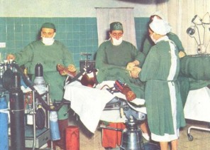 شاهد.. أول غرفة عمليات تم تجهيزها في مستشفى “الشميسي” بالرياض قبل أكثر من 60 عاماً