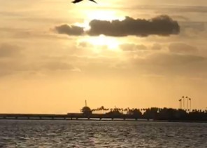 ازدحام كورنيش جدة بالمتنزهين كأنهم على موعد مع كرنفال الغيوم