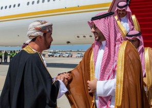 سلطان عمان يستقبل نائب وزير الدفاع لبحث تطورات المنطقة