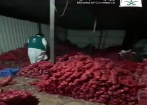 شاهد .. التجارة تضبط عمالة وافدة تقوم ببيع معقمات مغشوشة على أحد المواقع الإلكترونية