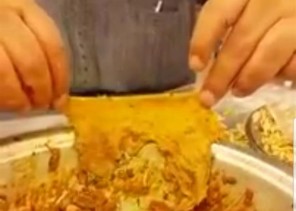 “أمانة مكة” ترد على مقطع فيديو متداول لقطعة قماش داخل وجبة بأحد المطاعم