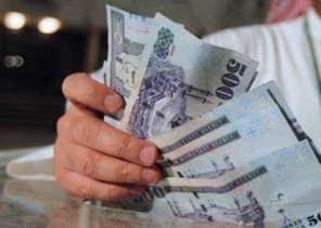 مطالبات للبنوك بوقف استقطاع الأقساط هذا الشهر