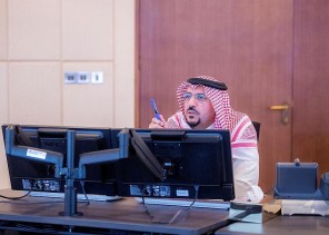 “مساكم الله بالخير” .. بالفيديو: أمير القصيم يعطي مثالا حيا للسلام بالنظر خلال ترؤسه اجتماع مركز التحكم والسيطرة