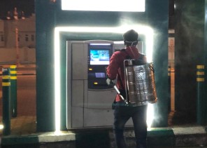 بالفيديو … تزامناً مع صرف رواتب الموظفين « بلدية تيماء » تواصل جهودها الوقائية بتعقيم الصرافات الآلية