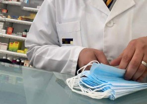 “التجارة” تدعو إلى الإبلاغ عن رفع أسعار الكمامات والمعقمات.. وهذه الآلية
