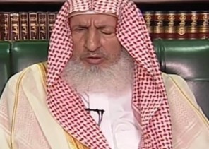 مفتي المملكة: من يبصق على الأماكن العامة لنقل العدوى مفسد وخبيث ويجب معاقبته