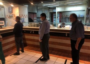 بالصور.. للحد من انتشار كورونا.. “بلدية وسط الدمام” تضع فاصلا بطول مترين في الهايبرات والمطاعم