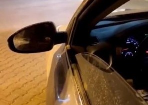 شاهد .. لحظة تحرير رجال الأمن مخالفة بحق فتاة قادة مركبتها أثناء منع التجول في المملكة