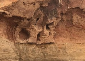 بالصور.. “غيران المجدر” بتيماء.. حجر صحي لمرضى الجدري قبل 60 عاماً.. تعرّف على قصته