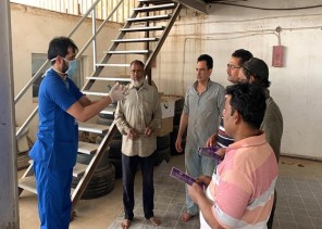 صحة حفر الباطن توعي العاملين بطرق الوقائية من فيروس كورونا بلغاتهم