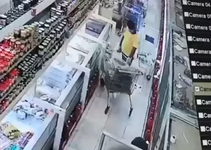 بالفيديو .. وافد يتعمد العطس على المواد التموينية داخل محل بتبوك .. والنيابة العامة تصدر بيان رسمي!