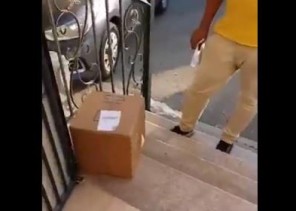 بالفيديو: مندوب توصيل سأله مواطن عن سبب عدم لبسه للقفاز والكمامة .. شاهد: ردة فعل الأخير!