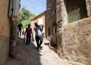 من أجل خدمة الأسر المكية المشموله بالقرار …  شباب مكة يمنعون (التجول) ويساعدون  المتضررين