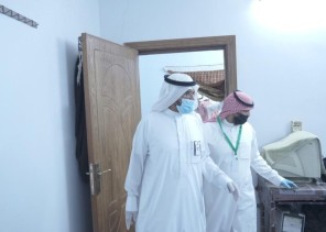 رئيس بلدية محافظة تربة يقف على تجهيزات سكن عمال البلدية