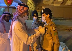 بحضور “بن حصين” التنمية الأهلية بالحبيل تهدي أبطال الصحة والشرطة أوسمة “أبطال كوفيد 19”