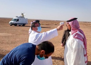 وسط اجراءات احترازية للوقاية من كورونا.. شاهد: لجان الترائي في مرصد المجمعة تتخذ مواقعها استعداداً لتحري رؤية هلال رمضان