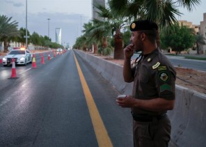 بالفيديو .. رجال الأمن يفطرون في الميدان في عدد من مناطق المملكة