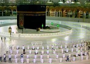 بالفيديو: لحظة تطبيق المصلين في المسجد الحرام التباعد المجتمعي في صلاة التراويح