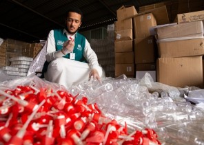 “التجارة”: عمليات بحث وتحري تقود للوصول إلى مستودع مخالف يقوم بتصنيع المعقمات بمواد مجهولة وبطريقة مخالفة