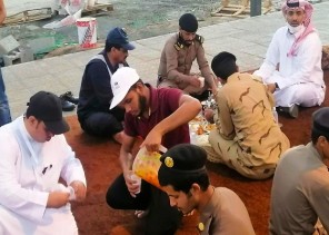 “بن حصين” يشارك أبطال الصحة والأمن طعام الإفطار بنقطة الفرز الصحي بالحبيل