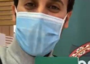 شاهد.. مواطن عائد من أمريكا يوثق خطوات إجلائهم من مطار نيويورك حتى وصولهم إلى “فندق العزل” بالرياض