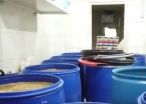 الفرق الرقابية بأمانة المدينة تضبط موقع مخالف لتصنيع مشروب السوبيا باستخدام مواد منتهية الصلاحية