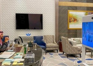 صاحب اللوحة التي ظهرت في مكتب ولي العهد يوضح تفاصيلها.. ووزير الثقافة يعلق