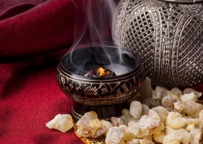 توضيح من الخثلان بشأن إذا كان البخور يفطر الصائم حال استنشاقه أم لا؟