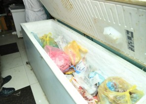 أمانة الشرقية تتلف 11 طن مواد غذائية فاسدة ولحوم وخضروات من مستودع مخالف تستخدمه عمالة وافدة