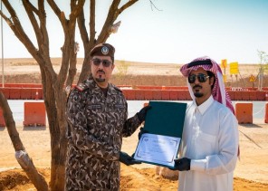 قائد القوات الخاصة للأمن البيئي يكرم ناشطا بيئيا