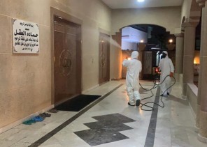 بلدية القطيف تعقم مداخل وساحات الجوامع والمساجد استعداداً لاستقبال المصلين
