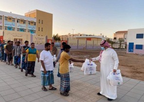 من خلال مبادرتها(يداً بيدا)غرفة صناعة تبوك توزيع 2000 وجبة صائم