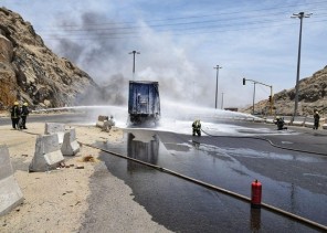 الدفاع المدني بمكة تسيطر على حريق شب بحاوية لنقل مواد كيميائية