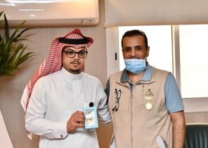 مدير صحة جدة يكرم طبيب قام بإيصال الدواء لمريض مقعد