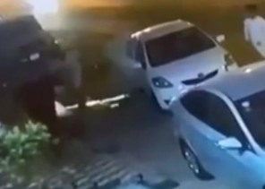 شاهد: لحظة مطاردة دورية أمن 3 شبان لمخالفتهم قرار منع التجول